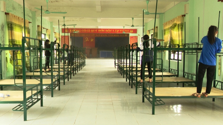 Lực lượng đoàn viên thanh niên tham gia dọn dẹp vệ sinh khu cách ly.