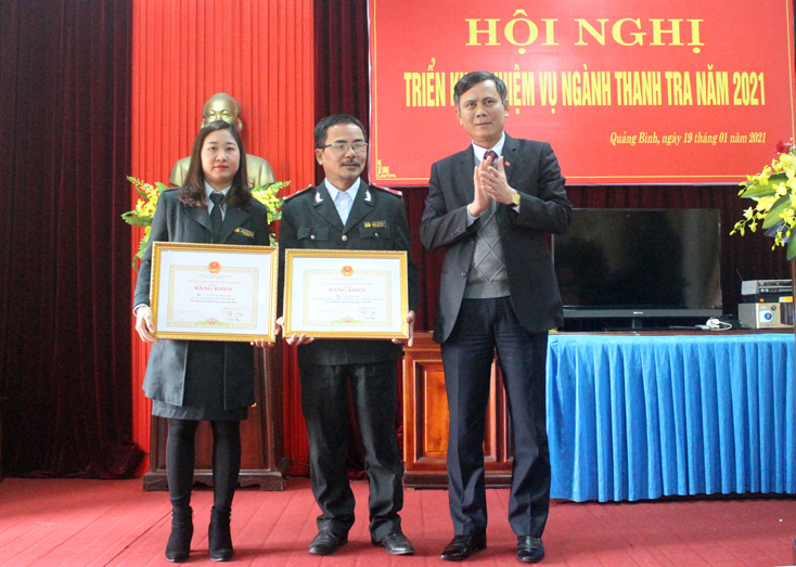 Và trao Bằng khen cho các cá nhân đạt thành tích xuất sắc trong công tác thanh tra năm 2020.