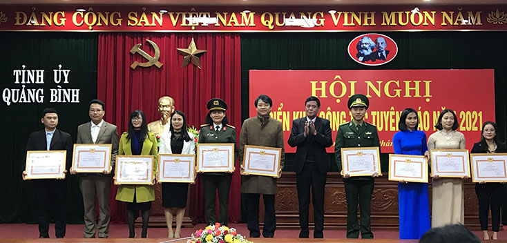 Đại diện lãnh đạo Ban Tuyên giáo Tỉnh ủy trao giấy khen cho các tập thể và cá nhân