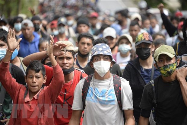 Người di cư Honduras di chuyển tại Camotan, Guatemala trong hành trình tới Mỹ. (Ảnh: AFP/TTXVN)