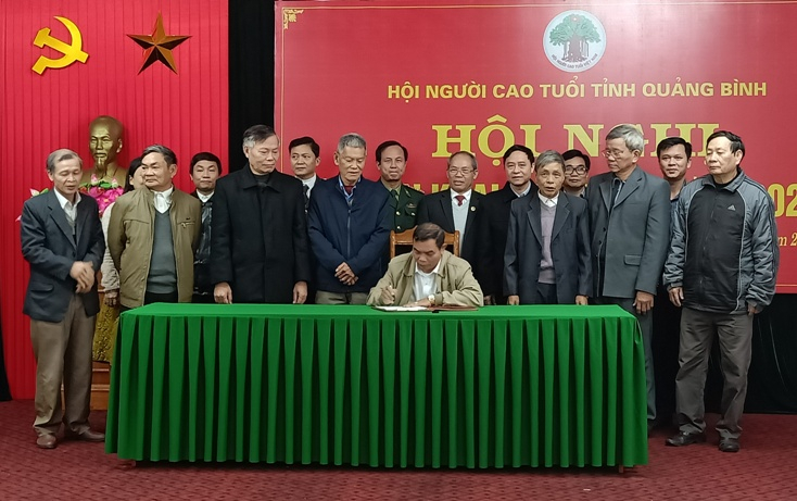 Hàng năm Hội Người Cao tuổi tỉnh đều tổ chức ký cam kết với các Hội cơ sở nhằm đưa phong trào hội ngày càng phát triển có chiều sâu và đạt hiệu quả thiết thực.