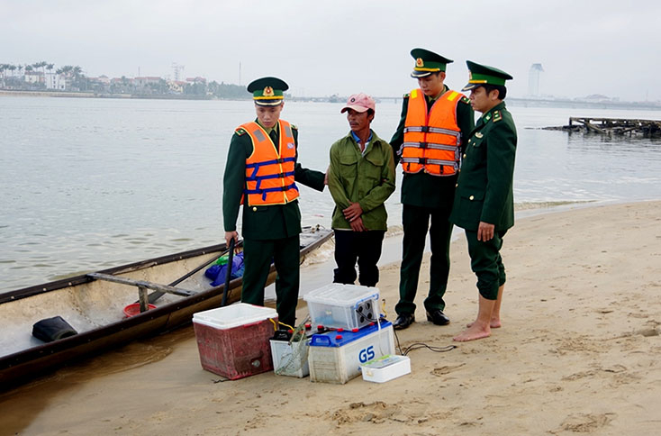 Người dân sử dụng xung điện khai thác thủy sản tại cửa biển Nhật Lệ bị lực lượng biên phòng phát hiện và xử phạt.