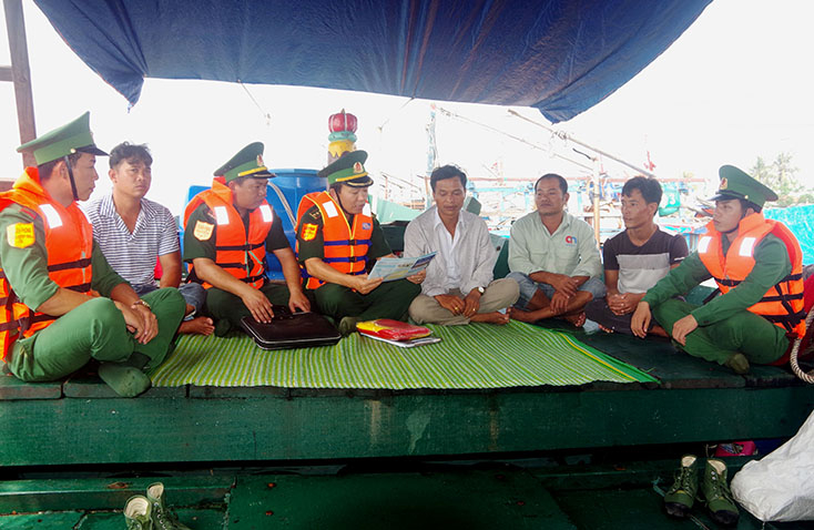  Lực lượng biên phòng và các cơ quan chức năng tuyên truyền cho người dân về các quy định nghiêm cấm hành vi tàng trữ, sử dụng xung điện, chất nổ để khai thác thủy sản.