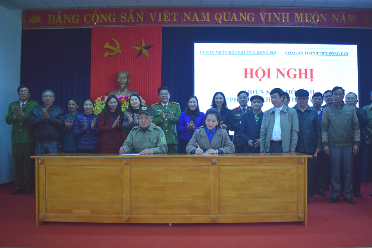 Các tổ chức đoàn thể, tổ dân phố trên địa bàn phường Đồng Phú ký cam kết thực hiện các quy định của pháp luật về quản lý, sử dụng pháo.  