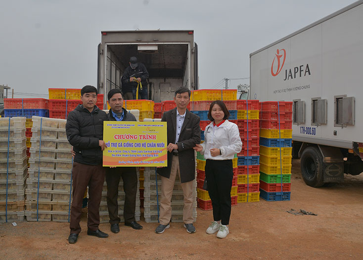 Chi cục Chăn nuôi và Thú y cùng Công ty TNHH Japfa Comfeed Việt Nam trao gà giống cho Trung tâm Dịch vụ nông nghiệp huyện Quảng Ninh.
