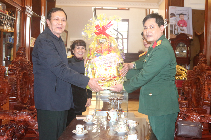 Đồng chí Lê Văn Vỹ, Ủy viên Thường vụ Tỉnh ủy, Chỉ huy trưởng Bộ CHQS tỉnh tặng quà cho gia đình nguyên lãnh đạo Bộ chỉ huy Quân sự tỉnh.