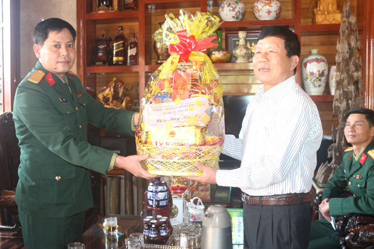 Đồng chí Lê Văn Vỹ, Ủy viên Thường vụ Tỉnh ủy, Chỉ huy trưởng Bộ CHQS tỉnh tặng quà cho gia đình nguyên lãnh đạo Bộ chỉ huy Quân sự tỉnh.