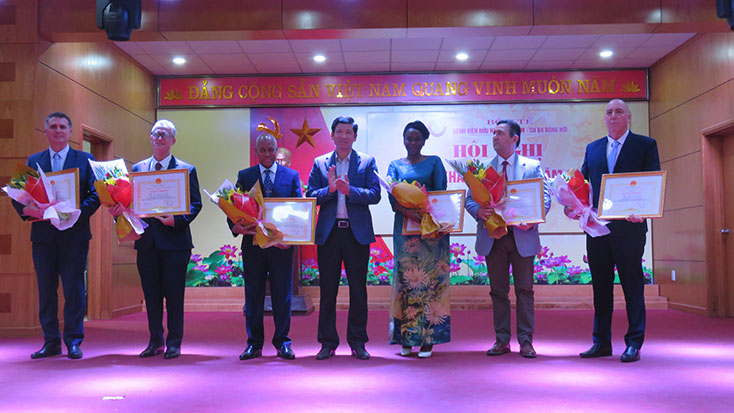 Đồng chí Hồ An Phong, Phó Chủ tịch UBND tỉnh trao Bằng khen của Chủ tịch UBND tỉnh cho các chuyên gia y tế Cuba.