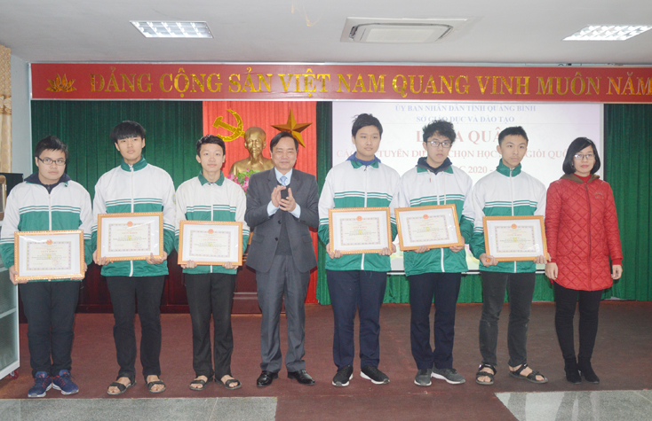 Đội tuyển Vật lý với 100% thí sinh đoạt giải tại kỳ thi học sinh giỏi Quốc gia năm học 2020 – 2021
