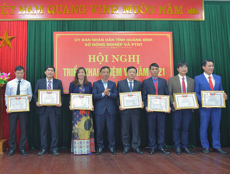 Sở Nông nghiệp-PTNT tặng giấy khen cho các cá nhân và tập thể xuất sắc trong năm 2020.
