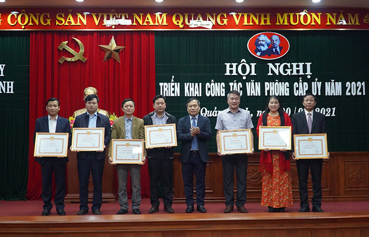 Đồng chí Bí thư Tỉnh ủy Vũ Đại Thắng trao Bằng khen của Ban Thường vụ Tỉnh ủy cho các tập thể.