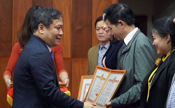 Đồng chí Bí thư Tỉnh ủy Vũ Đại Thắng trao Bằng khen của Ban Thường vụ Tỉnh ủy cho các cá nhân.