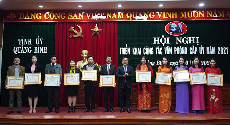 Đồng chí Bí thư Tỉnh ủy Vũ Đại Thắng trao Bằng khen của Ban Thường vụ Tỉnh ủy cho các cá nhân.
