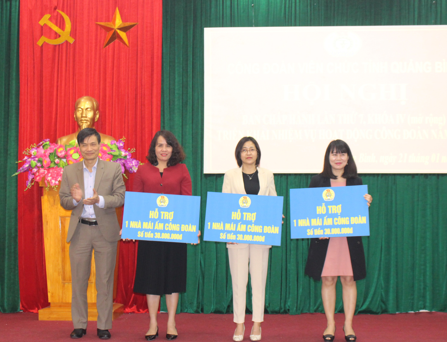 Đại diện các công đoàn cơ sở trực thuộc nhận tiền hỗ trợ xây nhà “Mái ấm công đoàn” cho ĐVNLĐ của đơn vị.
