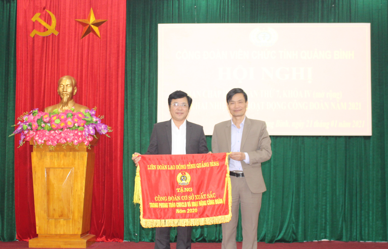 Đại diện lãnh đạo Liên đoàn Lao động tỉnh tặng Cờ thi đua cho tập thể có thành tích xuất sắc trong hoạt động Công đoàn năm 2020.