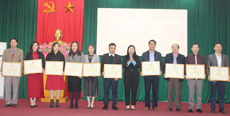 Đại diện lãnh đạo Công đoàn Viên chức tỉnh tặng bằng khen của Liên đoàn Lao động tỉnh cho các cá nhân có thành tích xuất sắc trong hoạt động Công đoàn năm 2020.