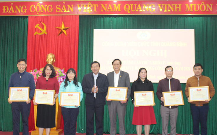 Đại diện lãnh đạo Công đoàn Viên chức tỉnh tặng giấy khen cho các tập thể đạt giải cuộc thi ảnh “Nét đẹp đoàn viên, người lao động”.