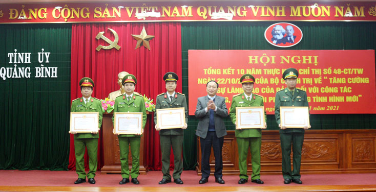 Đồng chí Phó Bí thư Thường trực Tỉnh ủy tặng bằng khen cho các tập thể. 
