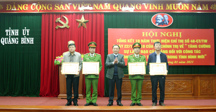 Đồng chí Phó Bí thư Thường trực Tỉnh ủy tặng bằng khen cho các cá nhân. 