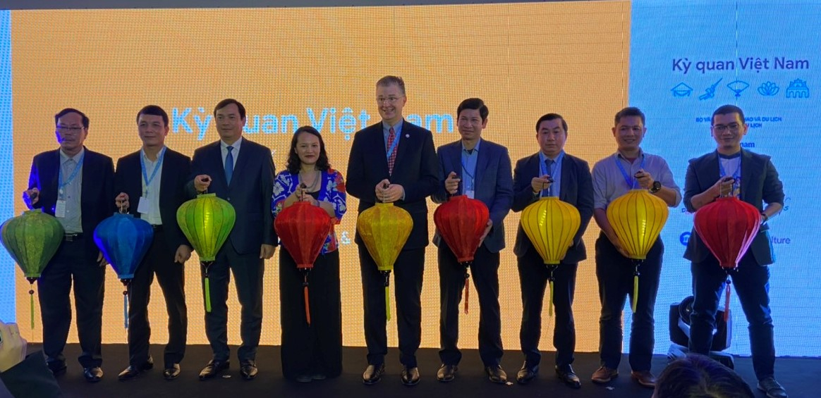  Đồng chí Hồ An Phong, TUV, Phó Chủ UBND tỉnh và các đơn vị có liên quan cùng đại diện Google công bố bộ ảnh.