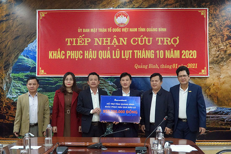 Đại diện lãnh đạo Sacombank trao tiền hỗ trợ cho Ủy ban MTTQVN tỉnh