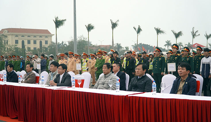 Các đại biểu tham dự lễ ra quân.
