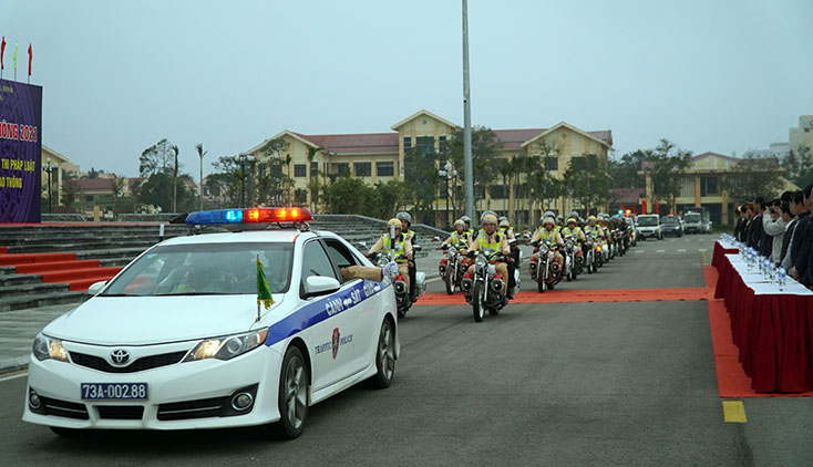 Các lực lượng chức năng diễu hành hưởng ứng Năm ATGT 2021.