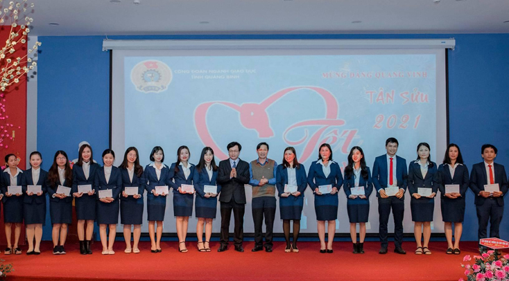 Đại diện Công đoàn ngành Giáo dục Quảng Bình trao quà cho đoàn viên lao động.