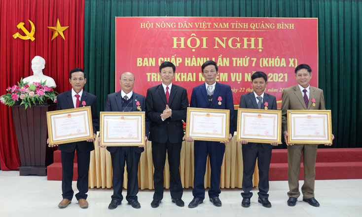 Thừa ủy quyền của Chủ tịch nước, đồng chí Trần Tiến Sỹ, Tỉnh ủy viên, Chủ tịch Hội Nông dân tỉnh trao Huân chương Lao động hạng Ba cho các cá nhân.