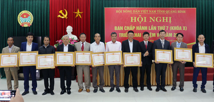  Thừa ủy quyền của Thủ tướng Chính phủ, Chủ tịch Hội Nông dân tỉnh trao Bằng khen của Thủ tướng Chính phủ cho các cá nhân. 
