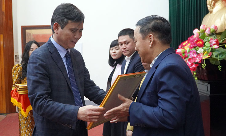 Đồng chí Trần Thắng, Phó Bí thư Tỉnh ủy, Chủ tịch UBND tỉnh, Trưởng Ban ATGT tỉnh trao Bằng khen cho các cá nhân.