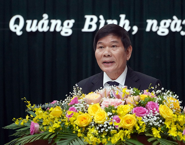 Đồng chí Phạm Văn Năm, Tỉnh ủy viên, Giám đốc Sở Giao thông vận tải Phó Trưởng ban Thường trực Ban ATGT tỉnh phát biểu tại hội nghị.