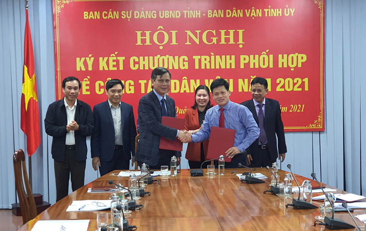 Đồng chí Trần Thắng, Phó Bí thư Tỉnh ủy, Chủ tịch UBND tỉnh và đồng chí Lê Văn Bảo, Ủy viên Ban Thường vụ Tỉnh ủy, Trưởng Ban Dân vận Tỉnh ủy ký kết Chương trình phối hợp về công tác dân vận năm 2021 giữa Ban Dân vận Tỉnh ủy và Ban Cán sự Đảng UBND tỉnh.