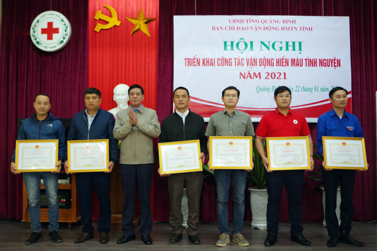 Đại diện lãnh đạo Ban Tuyên giáo tỉnh ủy trao bằng khen của Chủ tịch UBND tỉnh cho các cá nhân có thành tích xuất sắc trong phong trào HMTN năm 2020 
