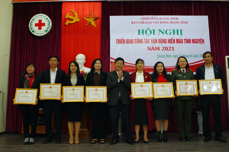 Đại diện Ban chỉ đạo VĐHMTN tỉnh khen thưởng các tập thể hoàn thành xuất sắc công tác vận động HMTN năm 2020.