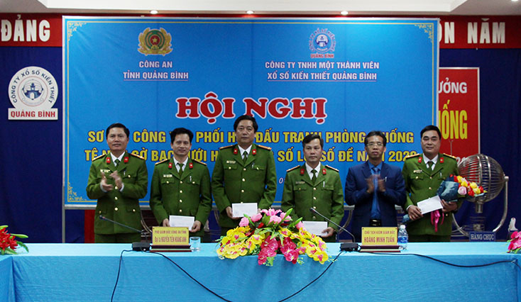 Lãnh đạo Công ty TNHH MTV Xổ số Quảng Bình khen thưởng tập thể, cá nhân xuất sắc trong công tác phòng chống tệ nạn số đề