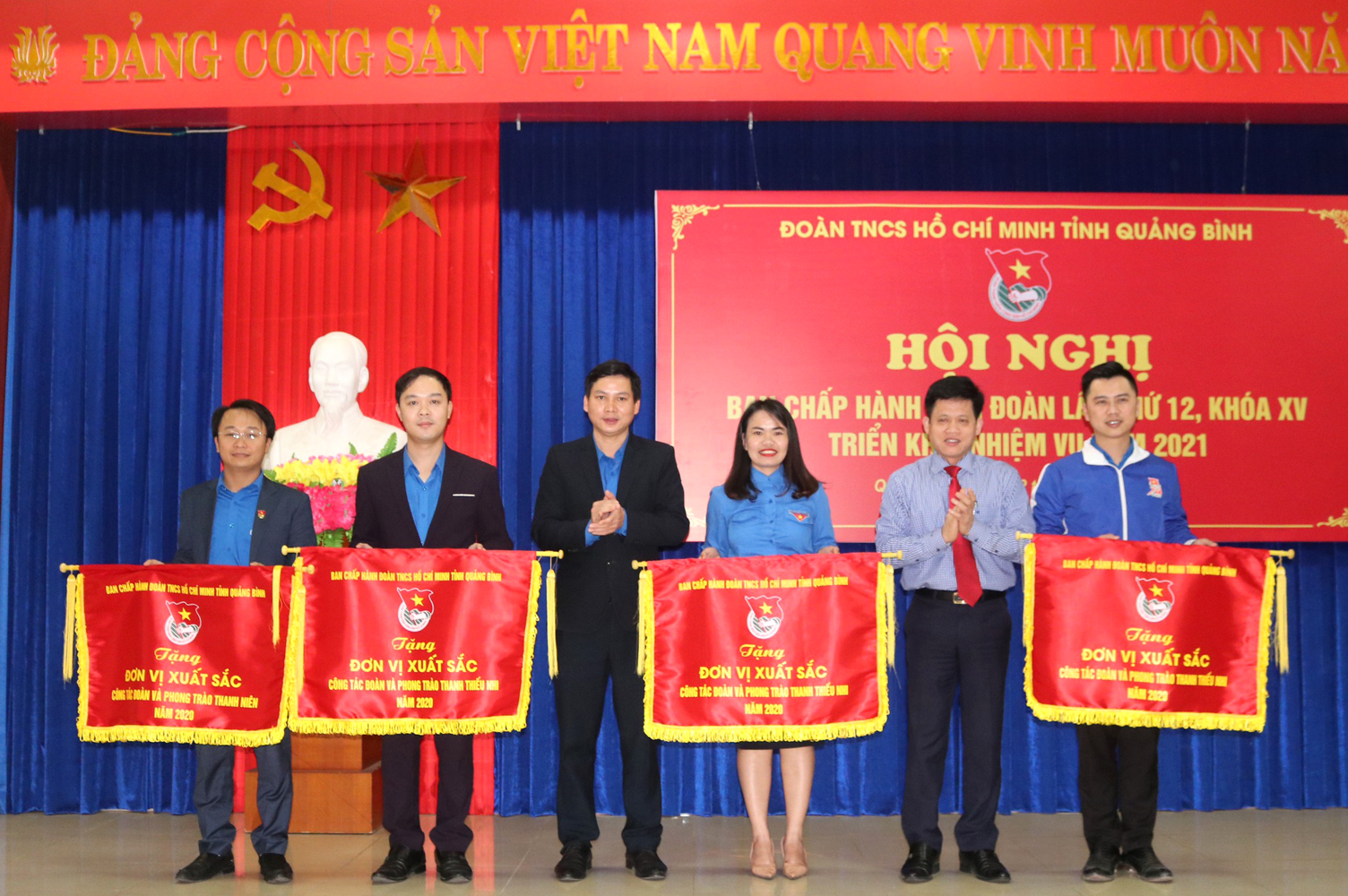 trao cờ