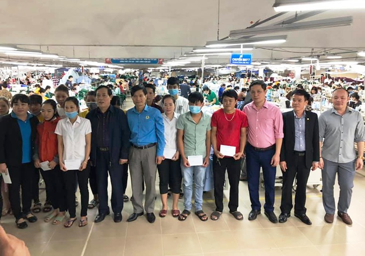Ban Quản lý KKT tỉnh thường xuyên phối hợp với LĐLĐ tỉnh, Công đoàn KKT tổ chức thăm hỏi tình hình sản xuất của doanh nghiệp và động viên người lao động.
