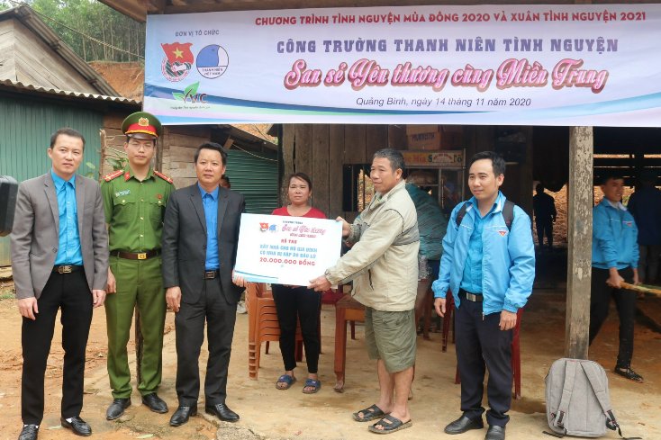 Hỗ trợ sinh kế cho người dân sau lũ.