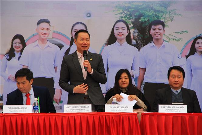  GS Nguyễn Tiến Thảo, Giám đốc Trung tâm khảo thí, phó trưởng ban đào tạo ĐH Quốc gia Hà Nội giải đáp thắc mắc của thí sinh tại Ngày hội tư vấn tuyển sinh tại Thanh Hoá mới đây. Ảnh: Khiếu Tư/TTXVN