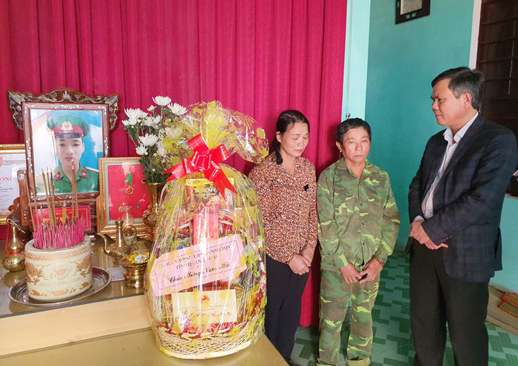 ...động viên, chia sẻ về sự mất mát hết sức lớn lao đối với bố mẹ Liệt sỹ Phạm Văn Thái. 