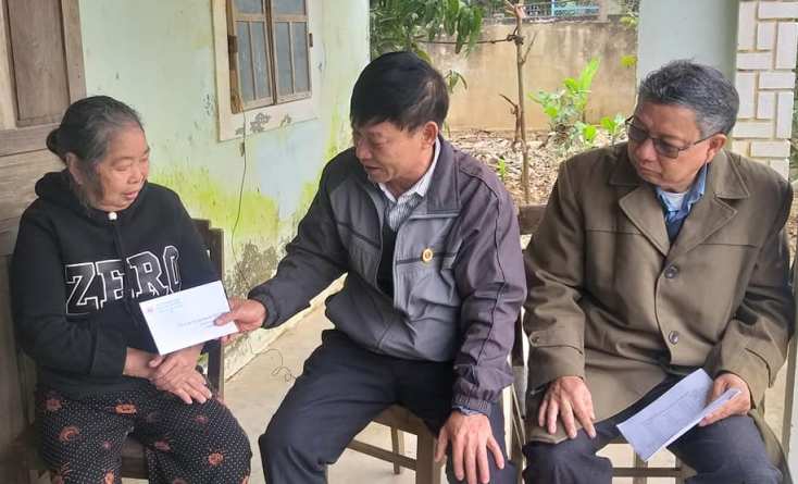 Ông Ngô Đình Dũng, Chủ tịch Hội CCB huyện Quảng Ninh trao quà hỗ trợ hội viên phát triển kinh tế.