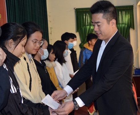 Đại diện quản lý Quỹ Thiện tâm, Tập đoàn Vingroup trao học bổng tiếp sức cho học sinh có hoàn cảnh khó khăn đến trường trên địa bàn huyện Bố Trạch.