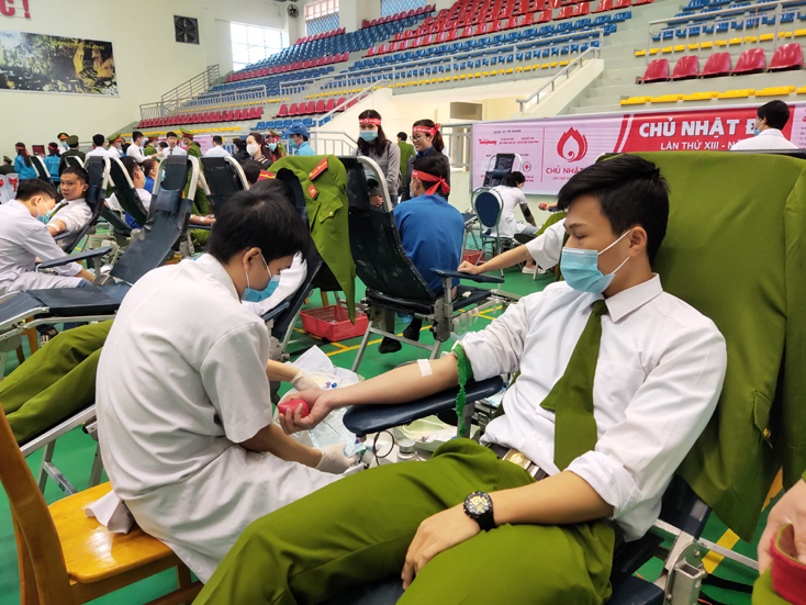 Đoàn viên thanh niên cán bộ, chiến sĩ công an tham gia hiến máu.
