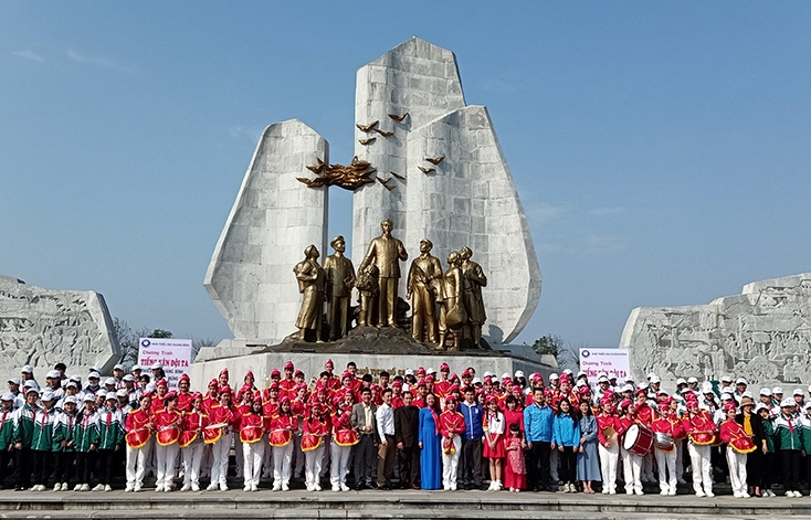 Tham gia chương trình có 60 em thiếu nhi của CLB nghi thức Chim Họa Mi, Nhà thiếu nhi Quảng Bình và hơn 100 đội viên của nhiều trường học trên địa bàn TP. Đồng Hới.