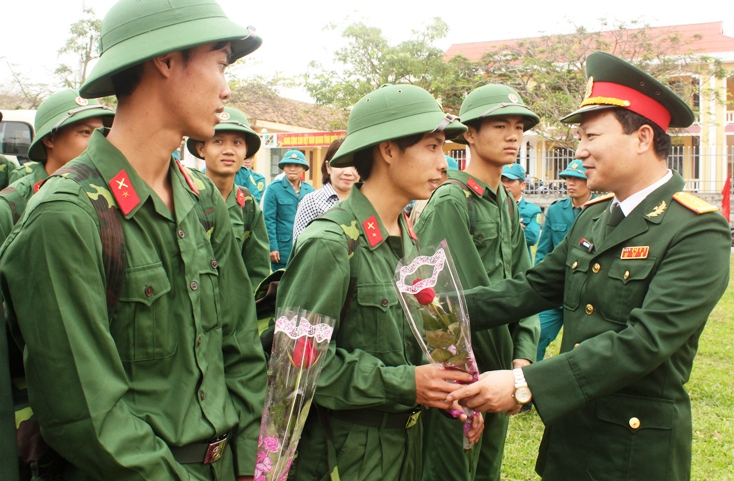 Động viên thanh niên lên đường nhập ngũ.
