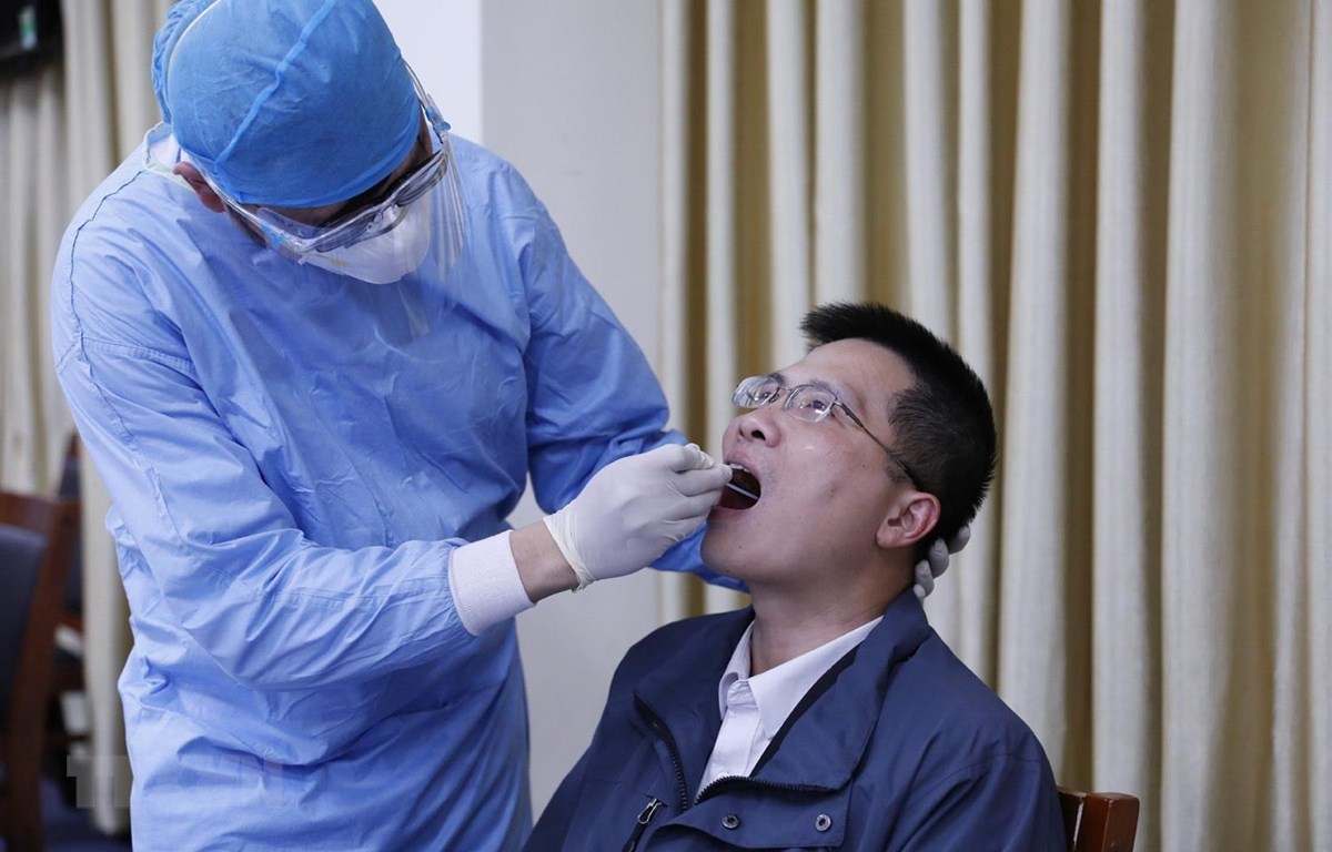 Nhân viên y tế lẫy mẫu xét nghiệm virus SARS-CoV-2 cho các phóng viên, biên tập, kỹ thuật viên các cơ quan thông tấn, báo chí. (Ảnh: Dương Giang/TTXVN)