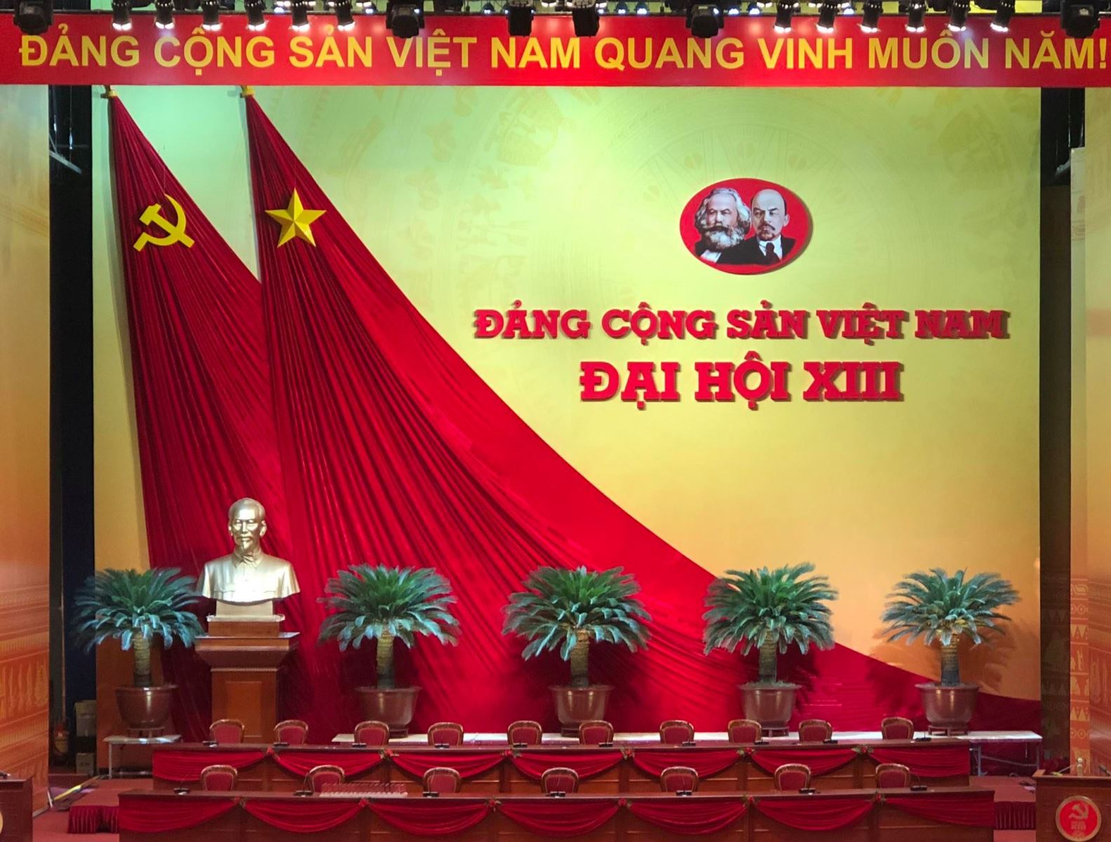 Khu vực Đoàn Chủ tịch Đại hội.