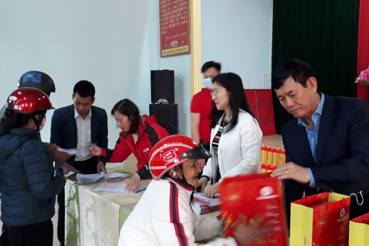 Đoàn công tác trao hàng trăm suất quà cho các hộ nghèo huyện Lệ Thủy