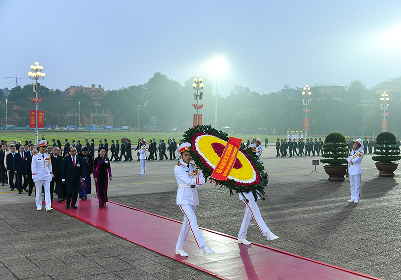 Vòng hoa của Đoàn mang dòng chữ:  